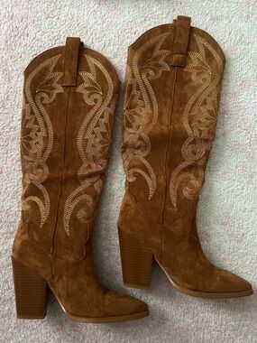 NWOT Western-Style Suede Boots